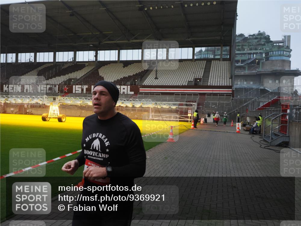 07.12.2025 - St. Pauli X-Mass-Run No. 15 Fabian Wolf http://msf.ph/oto/9369921 07.12.2025 10:00:25 Ziel 3336, 4129 meine-sportfotos.de