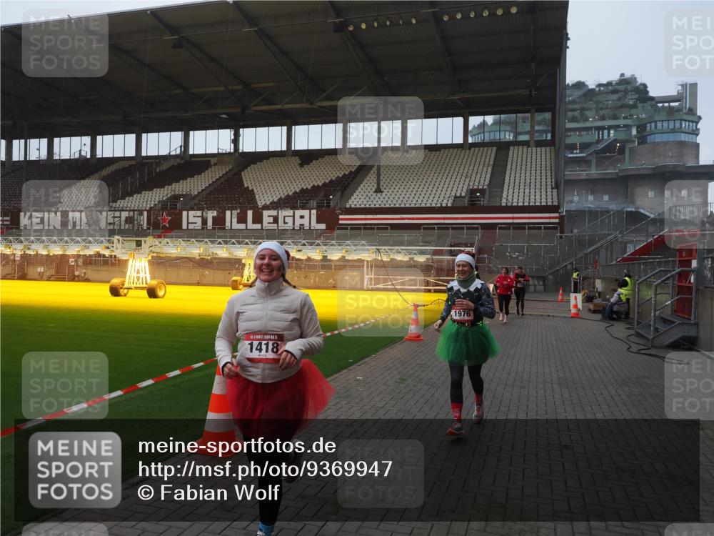 07.12.2025 - St. Pauli X-Mass-Run No. 15 Fabian Wolf http://msf.ph/oto/9369947 07.12.2025 10:00:34 Ziel 855, 1418, 1976, 2348, 3336 meine-sportfotos.de