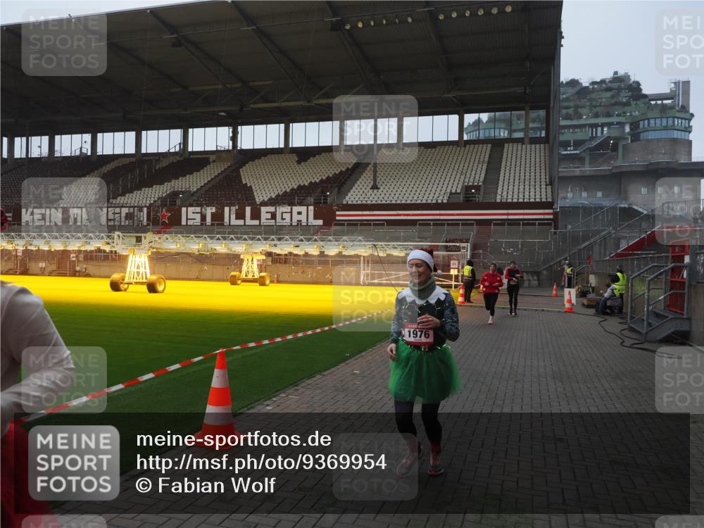 07.12.2025 - St. Pauli X-Mass-Run No. 15 Fabian Wolf http://msf.ph/oto/9369954 07.12.2025 10:00:34 Ziel 855, 1418, 1976, 2348, 3336 meine-sportfotos.de
