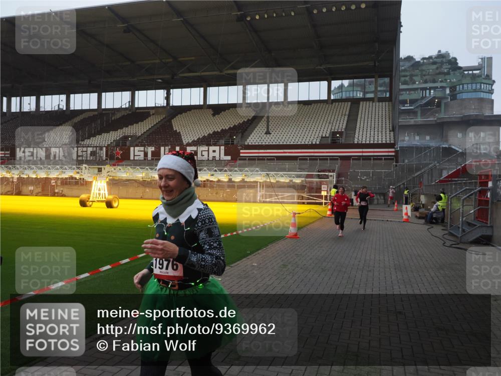 07.12.2025 - St. Pauli X-Mass-Run No. 15 Fabian Wolf http://msf.ph/oto/9369962 07.12.2025 10:00:35 Ziel 855, 1418, 1976, 2348, 3336 meine-sportfotos.de