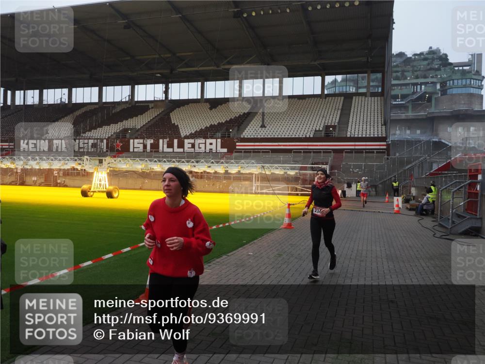 07.12.2025 - St. Pauli X-Mass-Run No. 15 Fabian Wolf http://msf.ph/oto/9369991 07.12.2025 10:00:39 Ziel 855, 1418, 1976, 2348, 3084 meine-sportfotos.de