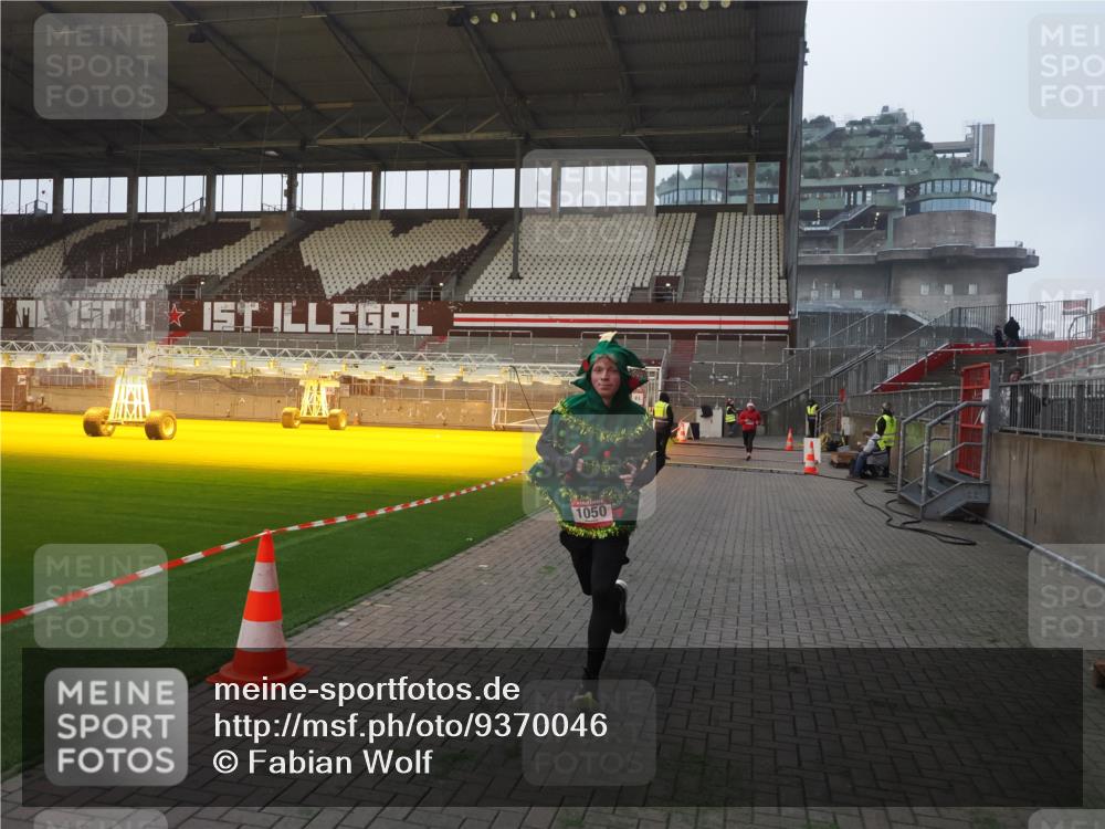 07.12.2025 - St. Pauli X-Mass-Run No. 15 Fabian Wolf http://msf.ph/oto/9370046 07.12.2025 10:00:54 Ziel 1050, 2378, 3084 meine-sportfotos.de