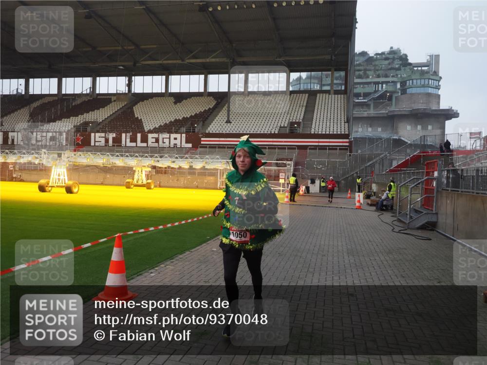 07.12.2025 - St. Pauli X-Mass-Run No. 15 Fabian Wolf http://msf.ph/oto/9370048 07.12.2025 10:00:54 Ziel 1050, 2378, 3084 meine-sportfotos.de