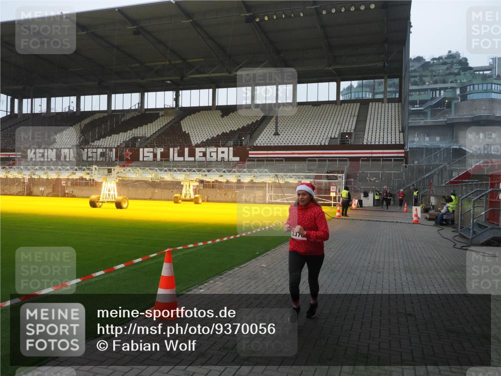 07.12.2025 - St. Pauli X-Mass-Run No. 15 Fabian Wolf http://msf.ph/oto/9370056 07.12.2025 10:01:00 Ziel 1050, 2378 meine-sportfotos.de