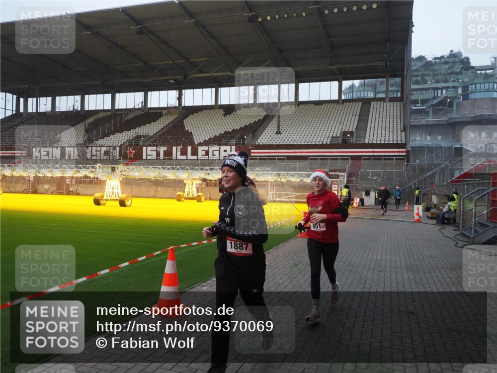07.12.2025 - St. Pauli X-Mass-Run No. 15 Fabian Wolf http://msf.ph/oto/9370069 07.12.2025 10:01:09 Ziel 801, 1050, 1887, 1892, 2378, 2528 meine-sportfotos.de