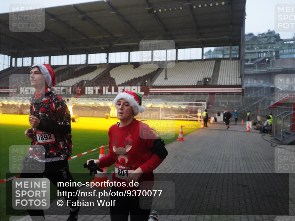 07.12.2025 - St. Pauli X-Mass-Run No. 15 Fabian Wolf http://msf.ph/oto/9370077 07.12.2025 10:01:09 Ziel 801, 1050, 1887, 1892, 2378, 2528 meine-sportfotos.de