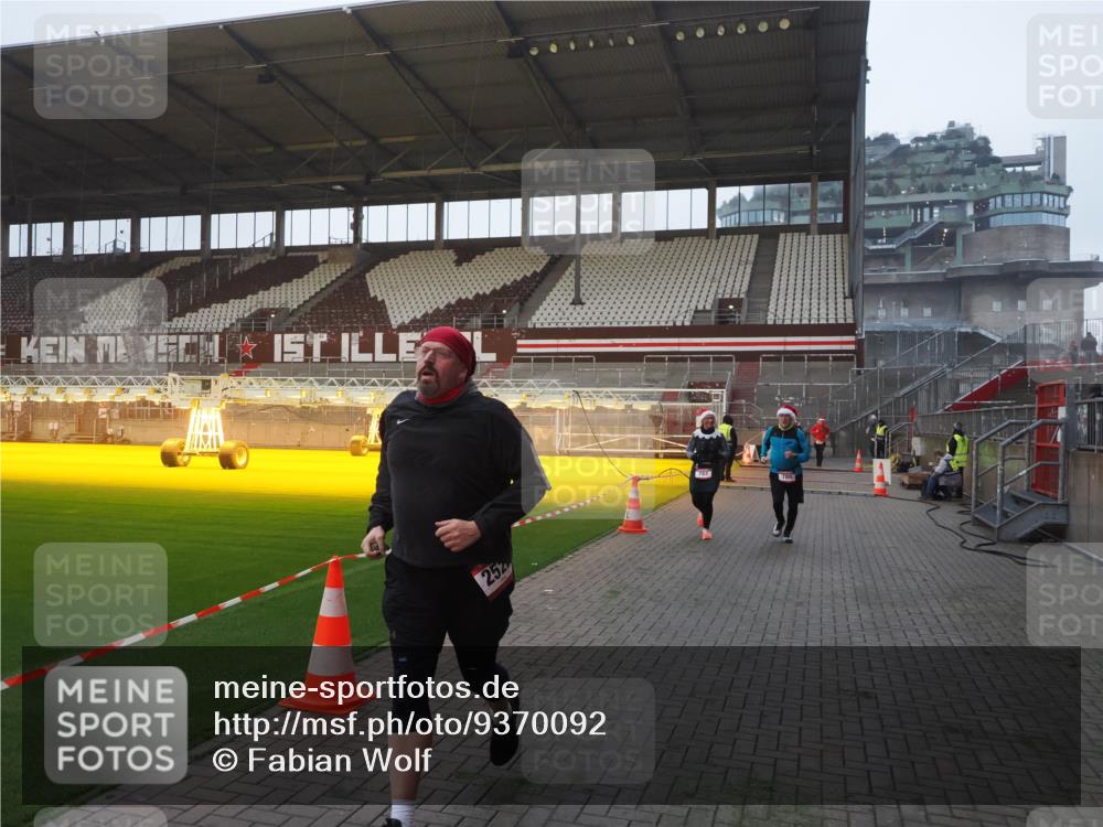 07.12.2025 - St. Pauli X-Mass-Run No. 15 Fabian Wolf http://msf.ph/oto/9370092 07.12.2025 10:01:16 Ziel 780, 783, 801, 1887, 1892, 2528 meine-sportfotos.de