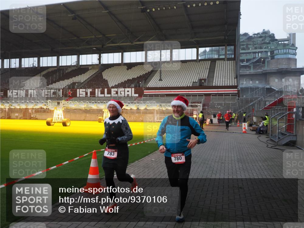 07.12.2025 - St. Pauli X-Mass-Run No. 15 Fabian Wolf http://msf.ph/oto/9370106 07.12.2025 10:01:19 Ziel 780, 783, 801, 1124, 1887, 1892, 2528 meine-sportfotos.de