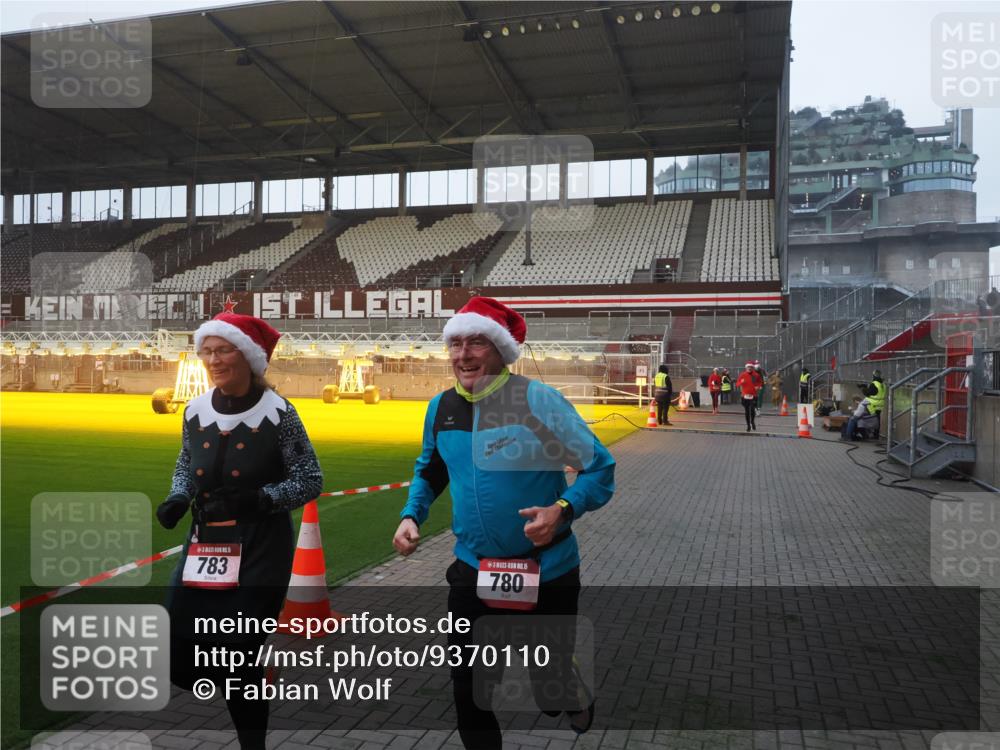 07.12.2025 - St. Pauli X-Mass-Run No. 15 Fabian Wolf http://msf.ph/oto/9370110 07.12.2025 10:01:20 Ziel 780, 783, 801, 1124, 1887, 1892, 2528 meine-sportfotos.de