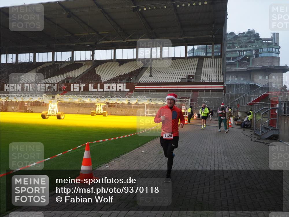 07.12.2025 - St. Pauli X-Mass-Run No. 15 Fabian Wolf http://msf.ph/oto/9370118 07.12.2025 10:01:25 Ziel 118, 393, 780, 783, 1124, 1294, 1760, 2528 meine-sportfotos.de