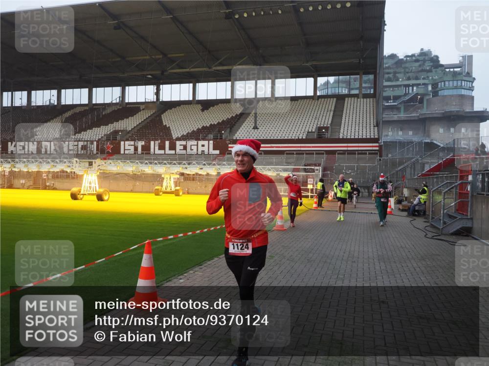 07.12.2025 - St. Pauli X-Mass-Run No. 15 Fabian Wolf http://msf.ph/oto/9370124 07.12.2025 10:01:26 Ziel 118, 393, 780, 783, 1124, 1294, 1760, 2528, 3187 meine-sportfotos.de
