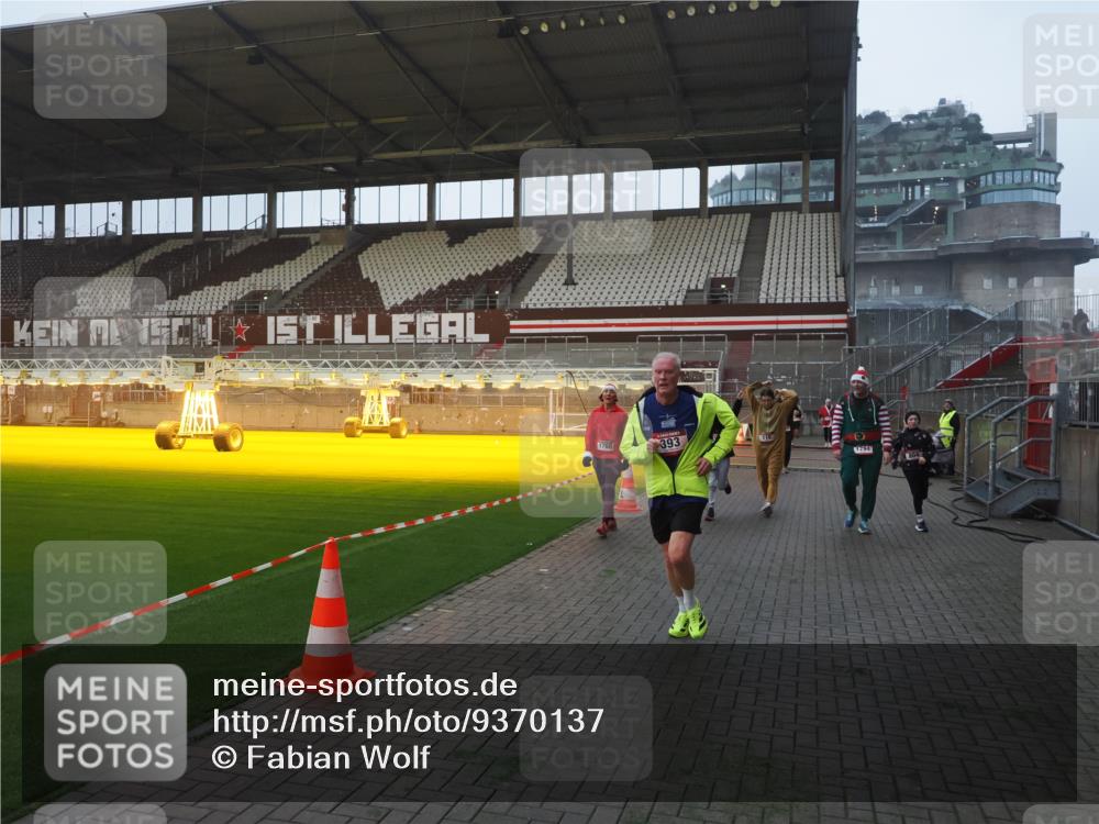 07.12.2025 - St. Pauli X-Mass-Run No. 15 Fabian Wolf http://msf.ph/oto/9370137 07.12.2025 10:01:29 Ziel 118, 393, 780, 783, 804, 1124, 1294, 1760, 3187, 3878 meine-sportfotos.de
