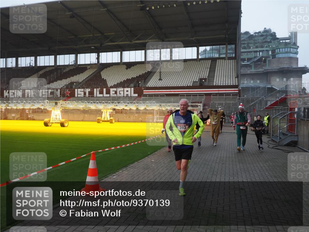 07.12.2025 - St. Pauli X-Mass-Run No. 15 Fabian Wolf http://msf.ph/oto/9370139 07.12.2025 10:01:29 Ziel 118, 393, 780, 783, 804, 1124, 1294, 1760, 3187, 3878 meine-sportfotos.de