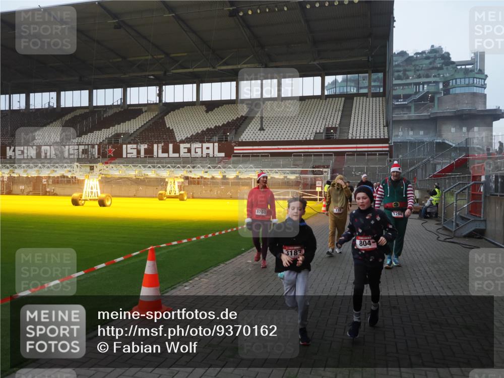 07.12.2025 - St. Pauli X-Mass-Run No. 15 Fabian Wolf http://msf.ph/oto/9370162 07.12.2025 10:01:32 Ziel 118, 393, 804, 1124, 1294, 1760, 3187, 3580, 3582, 3629, 3878 meine-sportfotos.de