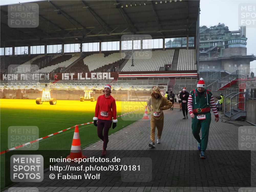 07.12.2025 - St. Pauli X-Mass-Run No. 15 Fabian Wolf http://msf.ph/oto/9370181 07.12.2025 10:01:34 Ziel 118, 393, 804, 1124, 1294, 1724, 1760, 3187, 3580, 3582, 3629, 3878 meine-sportfotos.de