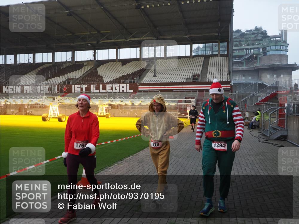 07.12.2025 - St. Pauli X-Mass-Run No. 15 Fabian Wolf http://msf.ph/oto/9370195 07.12.2025 10:01:35 Ziel 118, 393, 804, 1124, 1294, 1724, 1760, 1859, 3187, 3580, 3582, 3629, 3878 meine-sportfotos.de