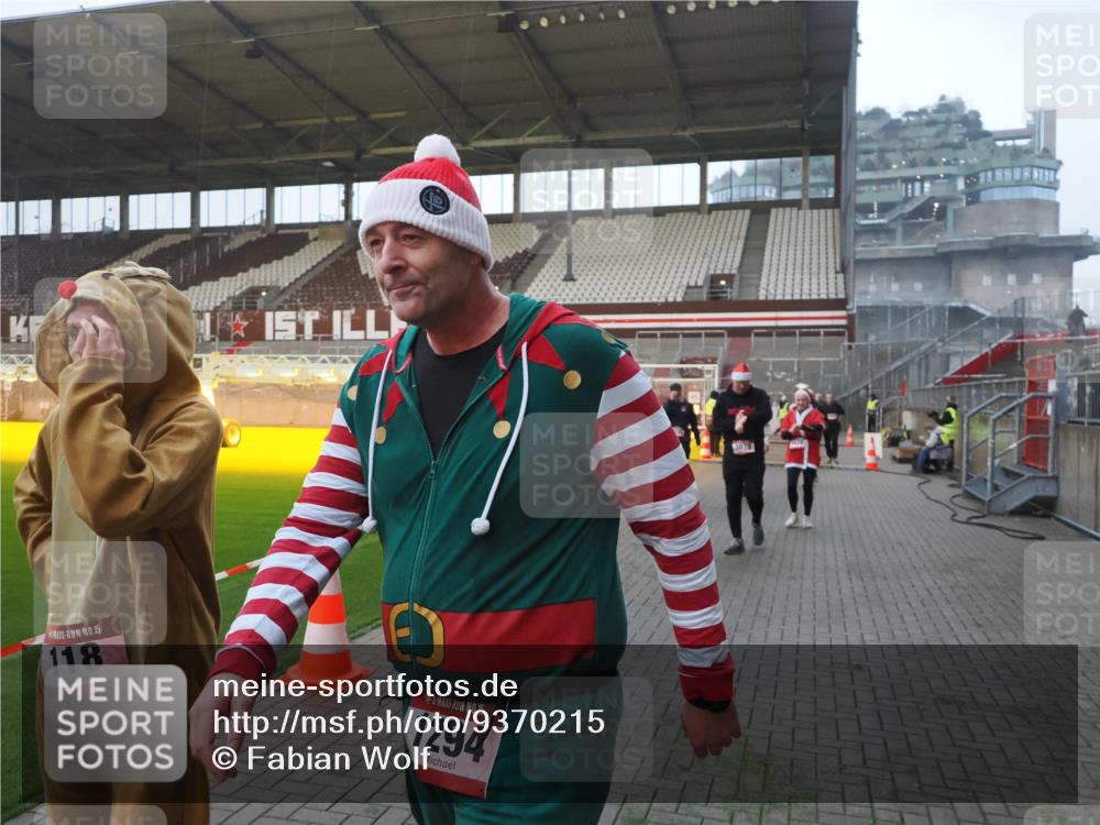 07.12.2025 - St. Pauli X-Mass-Run No. 15 Fabian Wolf http://msf.ph/oto/9370215 07.12.2025 10:01:37 Ziel 118, 393, 804, 1124, 1294, 1724, 1760, 1859, 2167, 2681, 3187, 3580, 3582, 3629, 3878 meine-sportfotos.de
