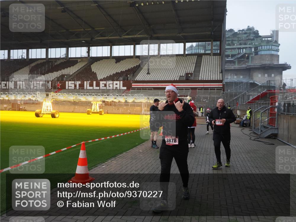 07.12.2025 - St. Pauli X-Mass-Run No. 15 Fabian Wolf http://msf.ph/oto/9370227 07.12.2025 10:01:41 Ziel 118, 393, 804, 959, 1294, 1724, 1760, 1859, 2167, 2681, 3187, 3580, 3582, 3629, 3878 meine-sportfotos.de