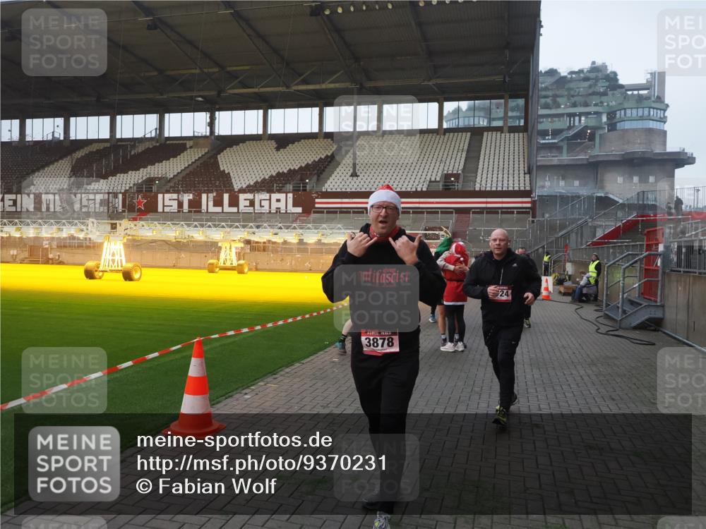 07.12.2025 - St. Pauli X-Mass-Run No. 15 Fabian Wolf http://msf.ph/oto/9370231 07.12.2025 10:01:41 Ziel 118, 393, 804, 959, 1294, 1724, 1760, 1859, 2167, 2681, 3187, 3580, 3582, 3629, 3878 meine-sportfotos.de