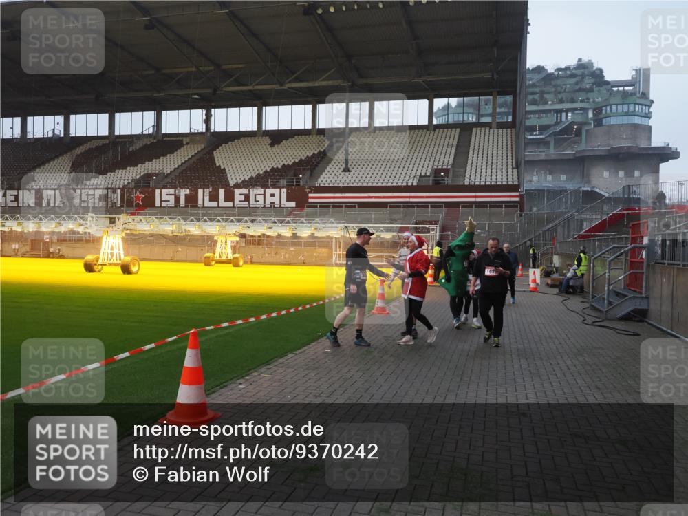 07.12.2025 - St. Pauli X-Mass-Run No. 15 Fabian Wolf http://msf.ph/oto/9370242 07.12.2025 10:01:43 Ziel 118, 393, 804, 959, 1724, 1859, 2167, 2681, 3187, 3580, 3582, 3629, 3878 meine-sportfotos.de