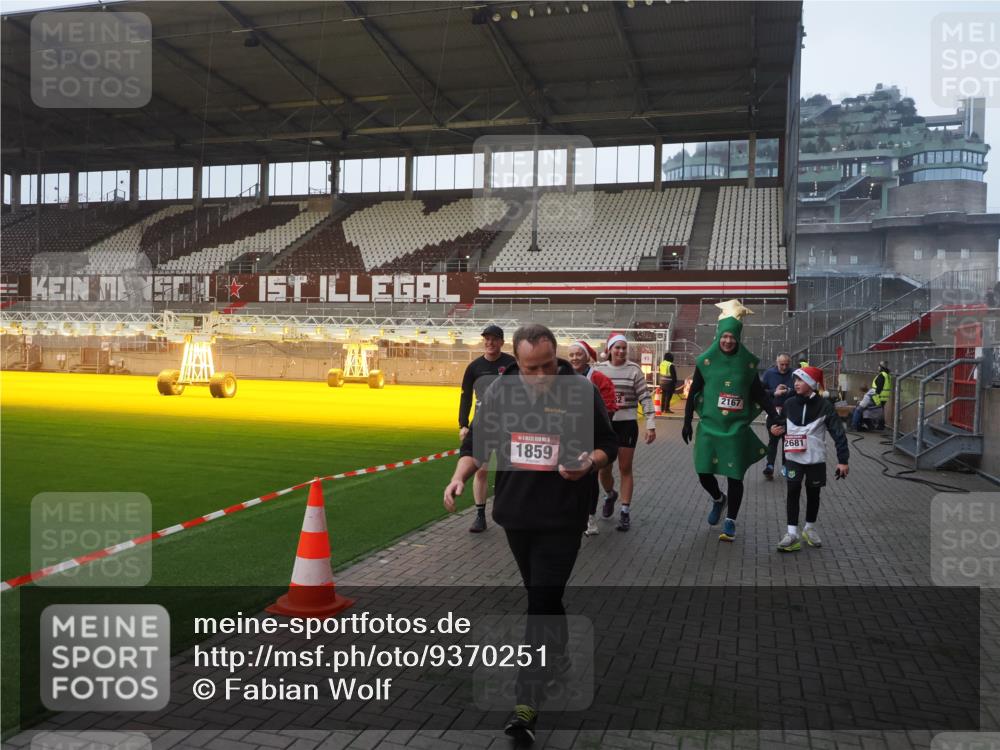 07.12.2025 - St. Pauli X-Mass-Run No. 15 Fabian Wolf http://msf.ph/oto/9370251 07.12.2025 10:01:47 Ziel 804, 959, 1724, 1859, 2167, 2681, 3580, 3582, 3629, 3878 meine-sportfotos.de