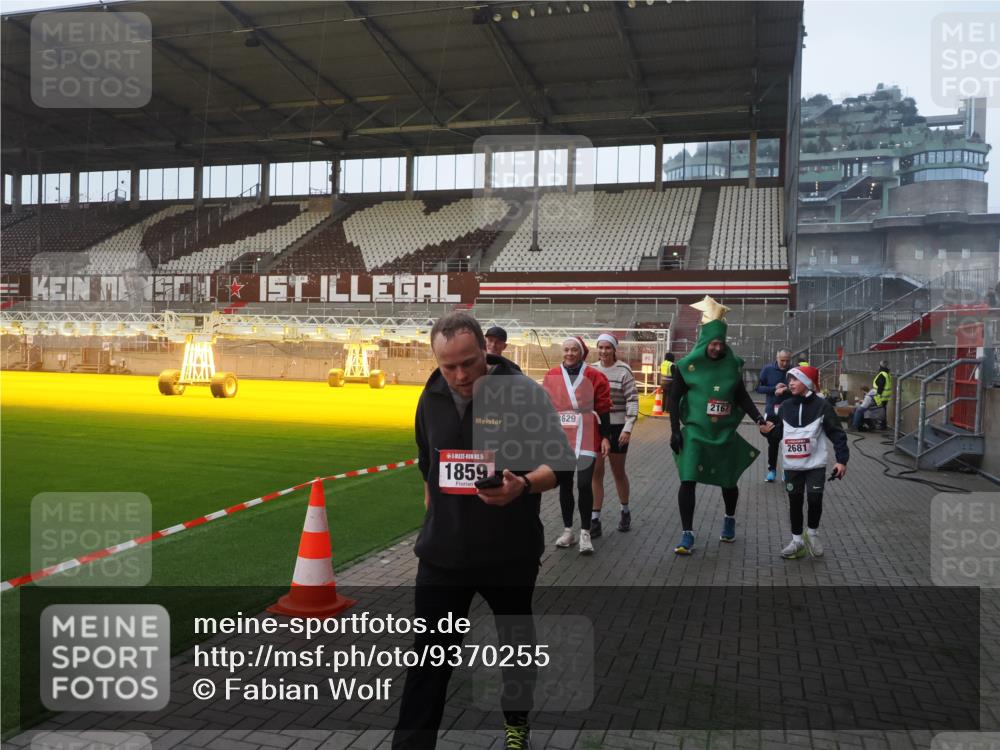 07.12.2025 - St. Pauli X-Mass-Run No. 15 Fabian Wolf http://msf.ph/oto/9370255 07.12.2025 10:01:47 Ziel 804, 959, 1724, 1859, 2167, 2681, 3580, 3582, 3629, 3878 meine-sportfotos.de