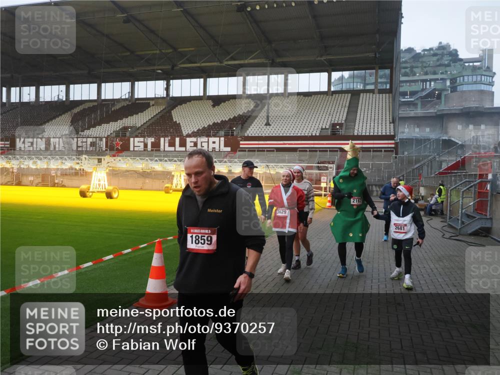 07.12.2025 - St. Pauli X-Mass-Run No. 15 Fabian Wolf http://msf.ph/oto/9370257 07.12.2025 10:01:47 Ziel 804, 959, 1724, 1859, 2167, 2681, 3580, 3582, 3629, 3878 meine-sportfotos.de