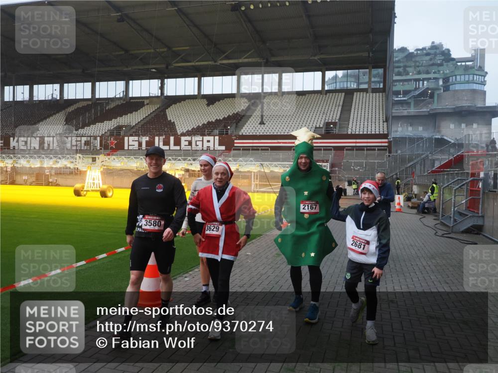 07.12.2025 - St. Pauli X-Mass-Run No. 15 Fabian Wolf http://msf.ph/oto/9370274 07.12.2025 10:01:50 Ziel 959, 1724, 1859, 2167, 2681, 3580, 3582, 3629 meine-sportfotos.de