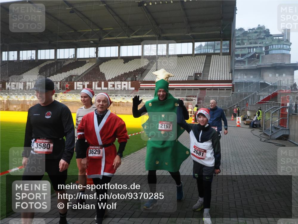 07.12.2025 - St. Pauli X-Mass-Run No. 15 Fabian Wolf http://msf.ph/oto/9370285 07.12.2025 10:01:51 Ziel 959, 1724, 1859, 2167, 2681, 3580, 3582, 3629 meine-sportfotos.de
