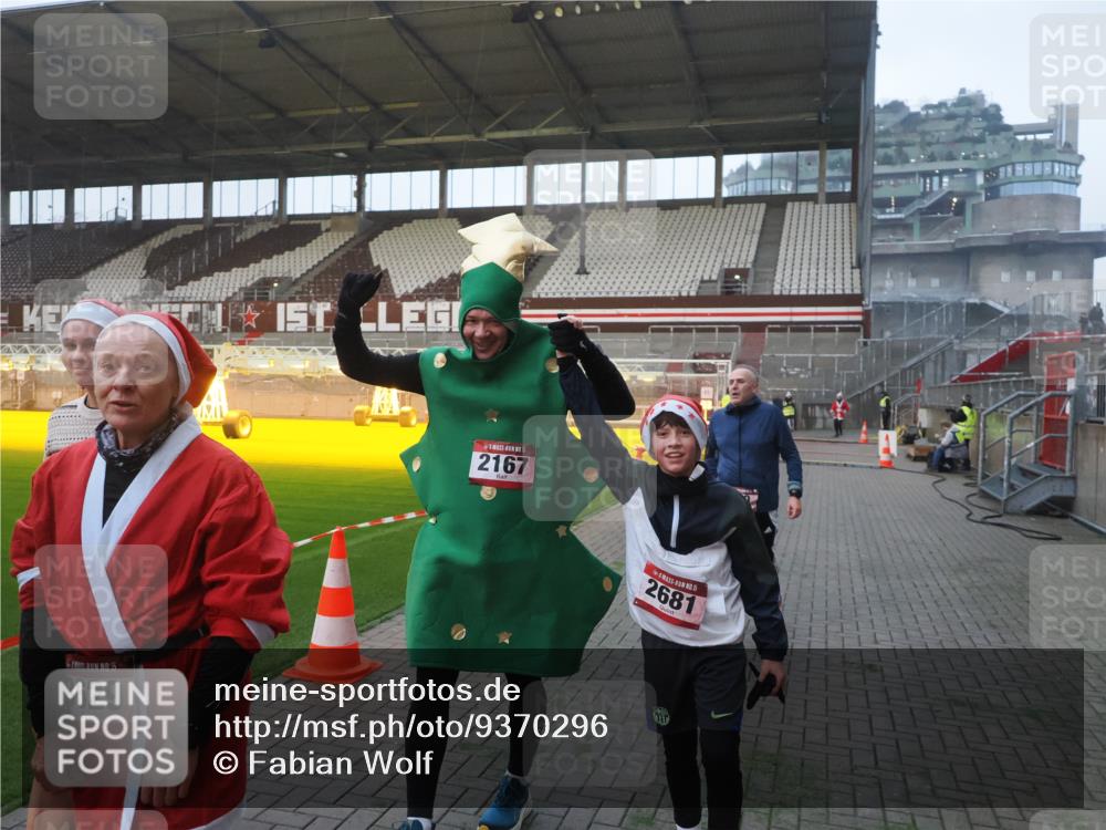 07.12.2025 - St. Pauli X-Mass-Run No. 15 Fabian Wolf http://msf.ph/oto/9370296 07.12.2025 10:01:52 Ziel 959, 1724, 1859, 2167, 2681 meine-sportfotos.de
