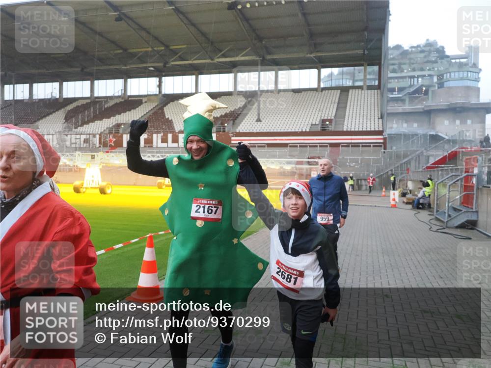 07.12.2025 - St. Pauli X-Mass-Run No. 15 Fabian Wolf http://msf.ph/oto/9370299 07.12.2025 10:01:52 Ziel 959, 1724, 1859, 2167, 2681 meine-sportfotos.de