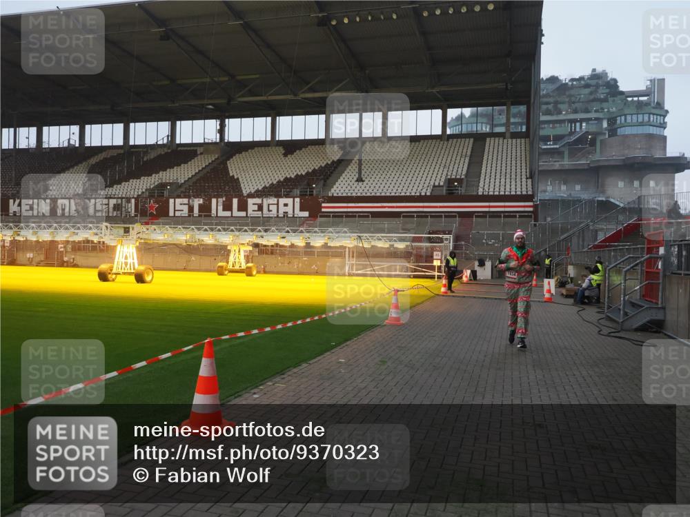 07.12.2025 - St. Pauli X-Mass-Run No. 15 Fabian Wolf http://msf.ph/oto/9370323 07.12.2025 10:02:10 Ziel 1934, 2472, 3944 meine-sportfotos.de