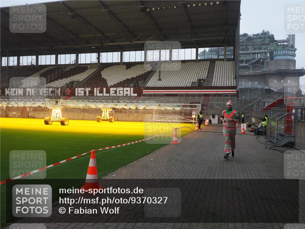 07.12.2025 - St. Pauli X-Mass-Run No. 15 Fabian Wolf http://msf.ph/oto/9370327 07.12.2025 10:02:10 Ziel 1934, 2472, 3944 meine-sportfotos.de