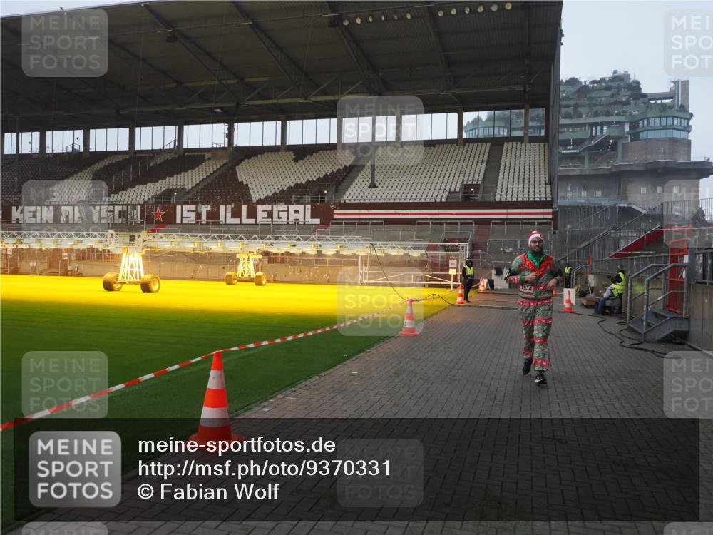 07.12.2025 - St. Pauli X-Mass-Run No. 15 Fabian Wolf http://msf.ph/oto/9370331 07.12.2025 10:02:11 Ziel 1934, 2472, 3944 meine-sportfotos.de
