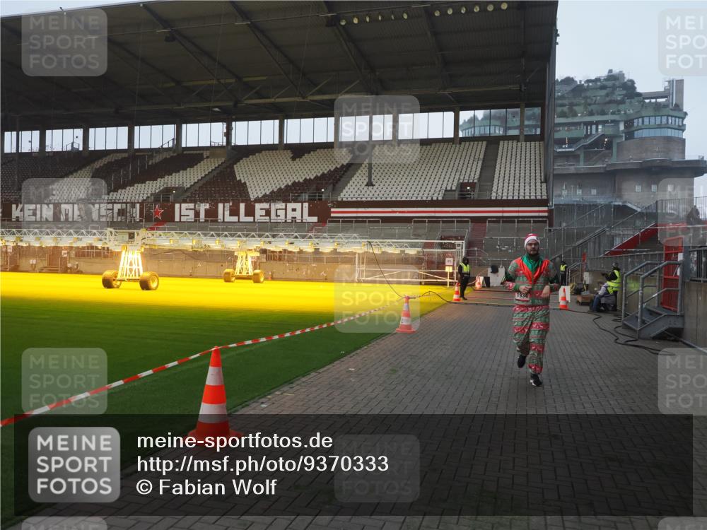 07.12.2025 - St. Pauli X-Mass-Run No. 15 Fabian Wolf http://msf.ph/oto/9370333 07.12.2025 10:02:11 Ziel 1934, 2472, 3944 meine-sportfotos.de