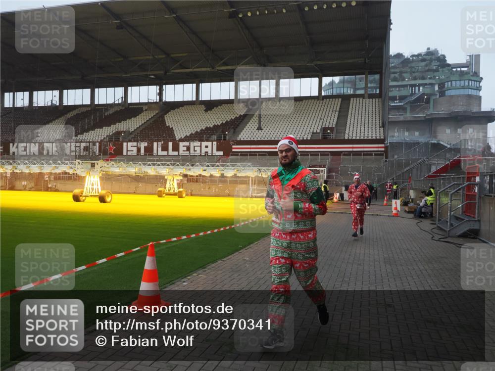 07.12.2025 - St. Pauli X-Mass-Run No. 15 Fabian Wolf http://msf.ph/oto/9370341 07.12.2025 10:02:13 Ziel 1934, 2472, 2923, 3944 meine-sportfotos.de
