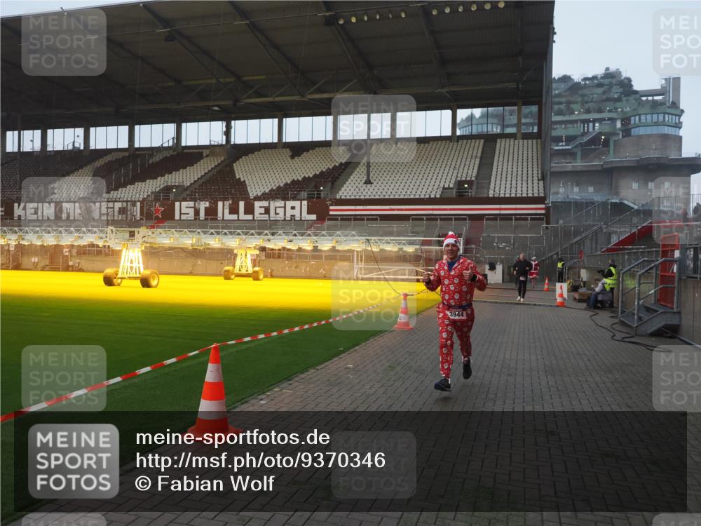 07.12.2025 - St. Pauli X-Mass-Run No. 15 Fabian Wolf http://msf.ph/oto/9370346 07.12.2025 10:02:14 Ziel 1934, 2472, 2923, 3944 meine-sportfotos.de