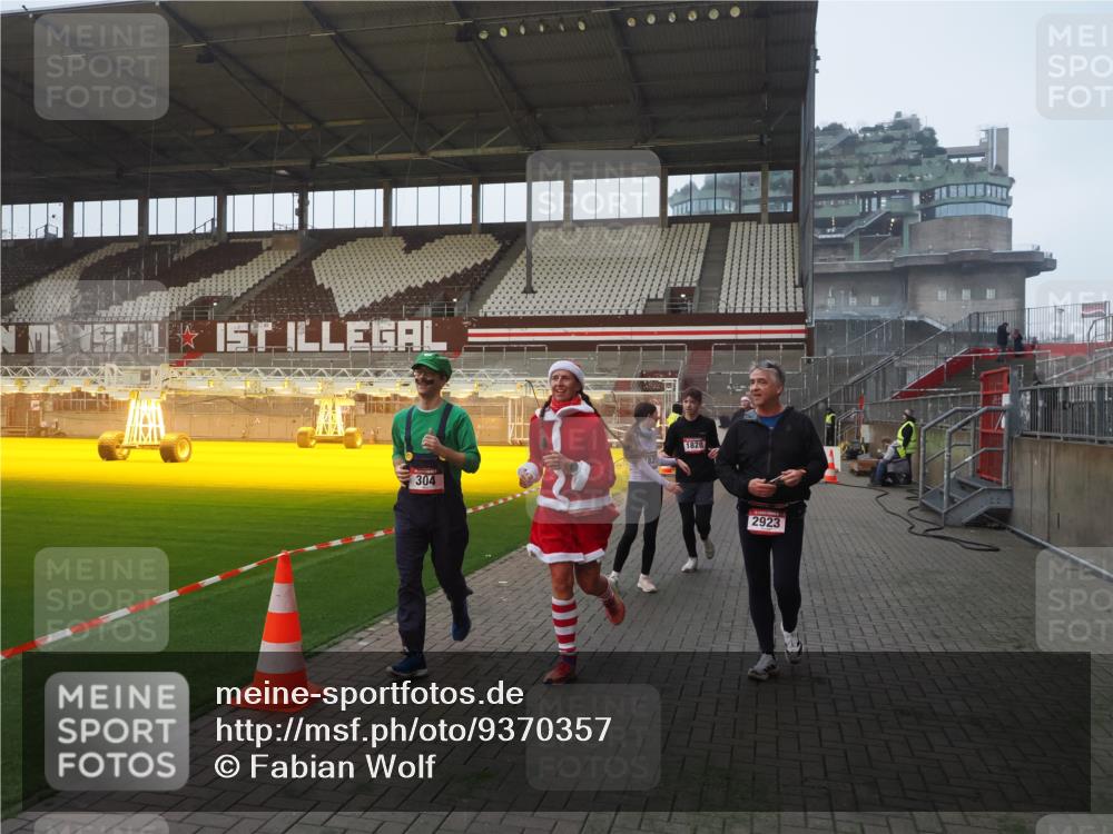 07.12.2025 - St. Pauli X-Mass-Run No. 15 Fabian Wolf http://msf.ph/oto/9370357 07.12.2025 10:02:25 Ziel 63, 304, 1105, 1828, 1829, 1934, 2604, 2923, 3944 meine-sportfotos.de