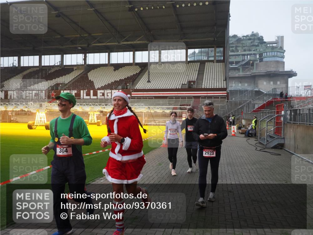 07.12.2025 - St. Pauli X-Mass-Run No. 15 Fabian Wolf http://msf.ph/oto/9370361 07.12.2025 10:02:26 Ziel 63, 304, 1105, 1828, 1829, 1934, 2604, 2923, 3944 meine-sportfotos.de