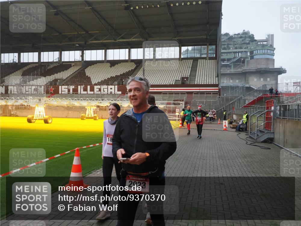 07.12.2025 - St. Pauli X-Mass-Run No. 15 Fabian Wolf http://msf.ph/oto/9370370 07.12.2025 10:02:28 Ziel 63, 304, 1105, 1828, 1829, 2604, 2923, 3944 meine-sportfotos.de