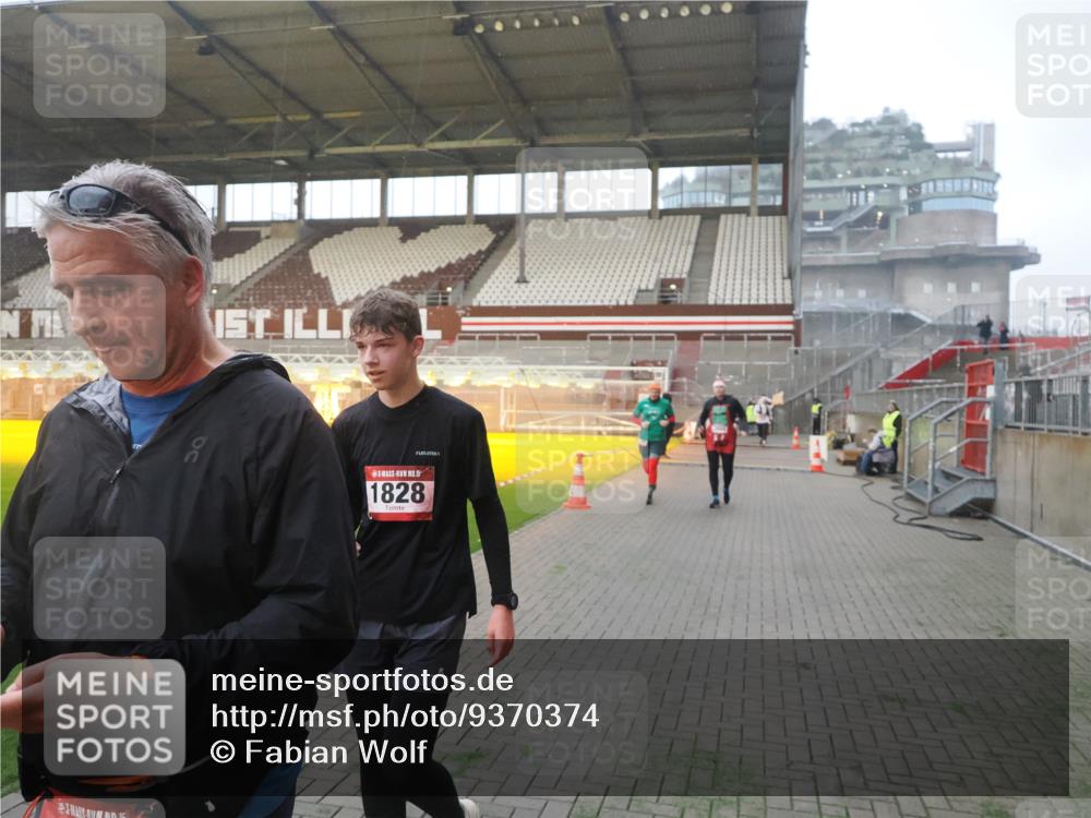 07.12.2025 - St. Pauli X-Mass-Run No. 15 Fabian Wolf http://msf.ph/oto/9370374 07.12.2025 10:02:29 Ziel 63, 304, 1105, 1828, 1829, 2604, 2923, 3944 meine-sportfotos.de