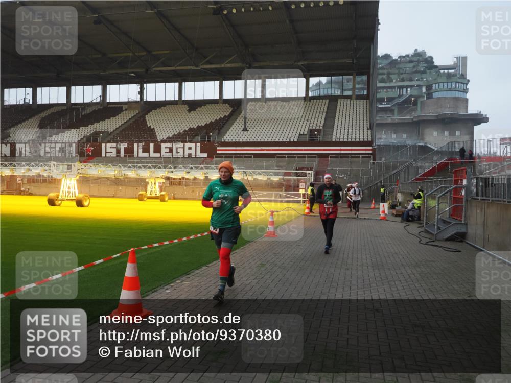 07.12.2025 - St. Pauli X-Mass-Run No. 15 Fabian Wolf http://msf.ph/oto/9370380 07.12.2025 10:02:32 Ziel 63, 304, 1105, 1828, 1829, 2510, 2514, 2604, 2908, 2923 meine-sportfotos.de