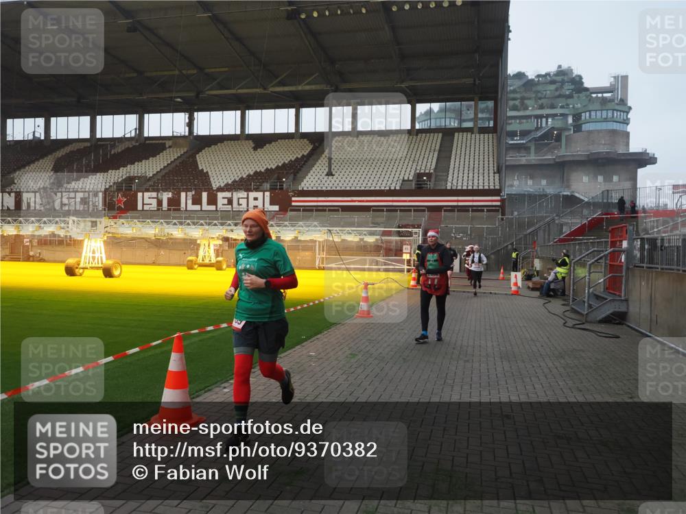 07.12.2025 - St. Pauli X-Mass-Run No. 15 Fabian Wolf http://msf.ph/oto/9370382 07.12.2025 10:02:32 Ziel 63, 304, 1105, 1828, 1829, 2510, 2514, 2604, 2908, 2923 meine-sportfotos.de
