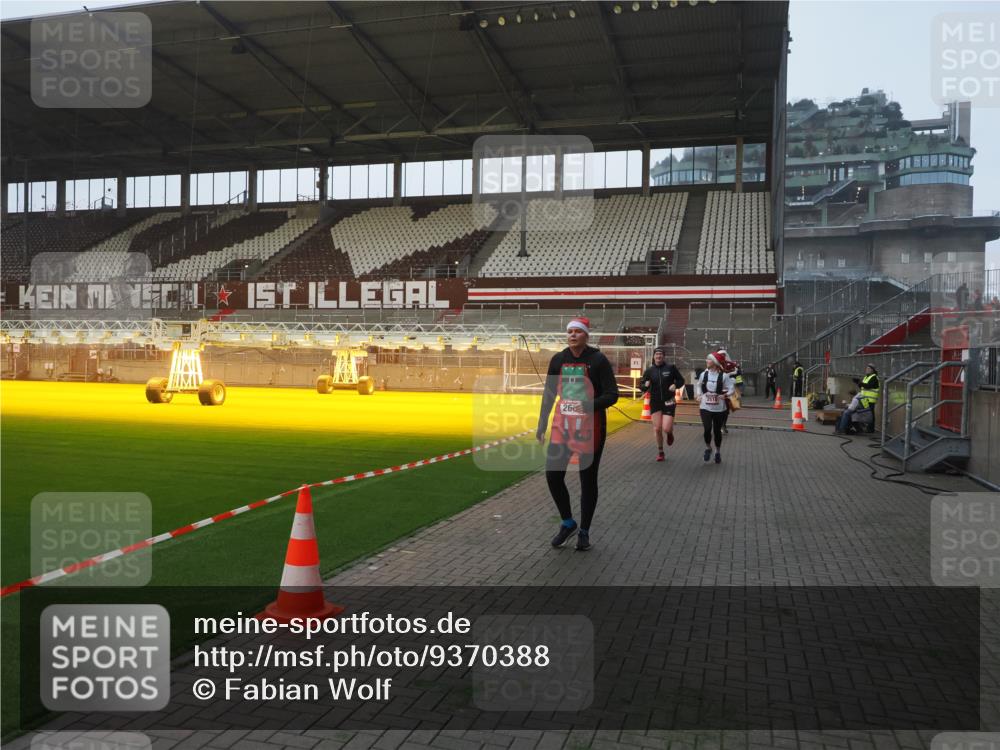 07.12.2025 - St. Pauli X-Mass-Run No. 15 Fabian Wolf http://msf.ph/oto/9370388 07.12.2025 10:02:34 Ziel 63, 304, 1105, 1828, 1829, 2510, 2514, 2604, 2908 meine-sportfotos.de