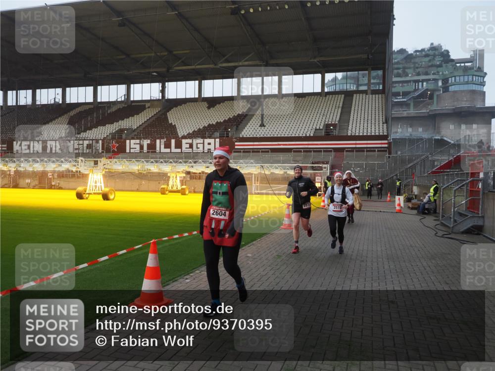 07.12.2025 - St. Pauli X-Mass-Run No. 15 Fabian Wolf http://msf.ph/oto/9370395 07.12.2025 10:02:36 Ziel 63, 304, 1105, 1828, 1829, 2510, 2514, 2604, 2908 meine-sportfotos.de