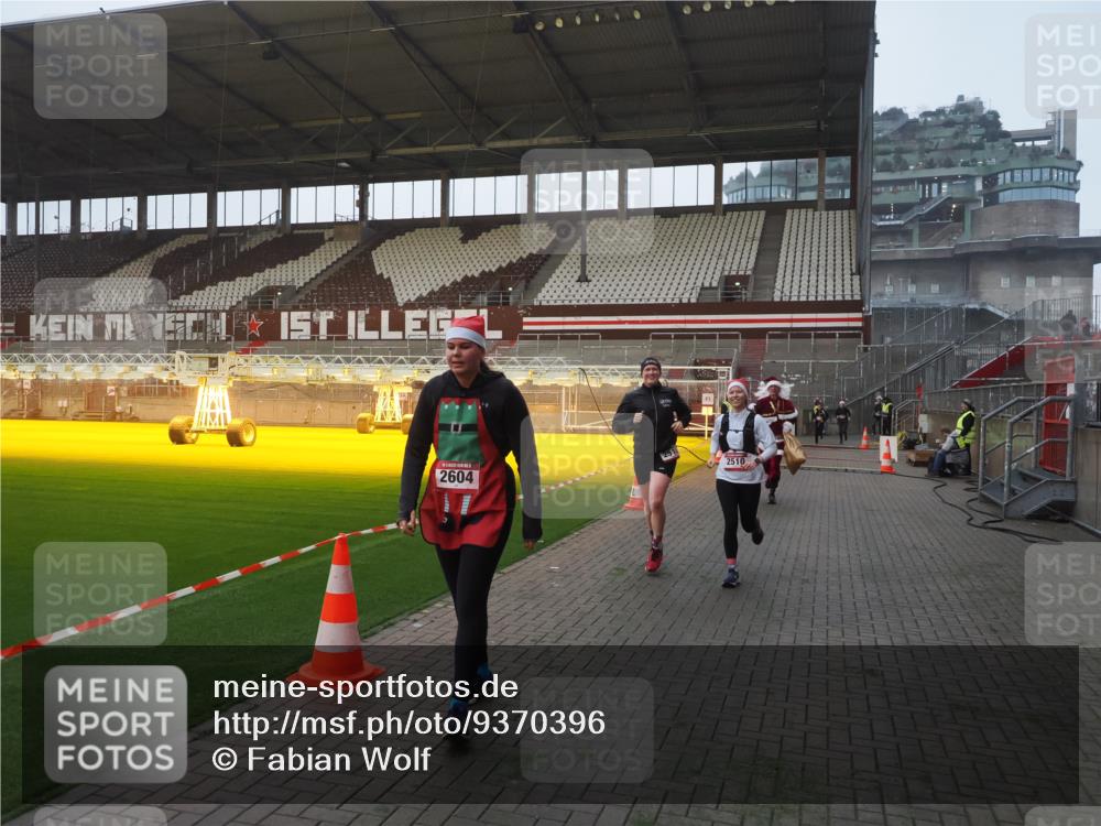 07.12.2025 - St. Pauli X-Mass-Run No. 15 Fabian Wolf http://msf.ph/oto/9370396 07.12.2025 10:02:36 Ziel 63, 304, 1105, 1828, 1829, 2510, 2514, 2604, 2908 meine-sportfotos.de