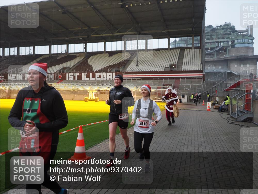 07.12.2025 - St. Pauli X-Mass-Run No. 15 Fabian Wolf http://msf.ph/oto/9370402 07.12.2025 10:02:37 Ziel 63, 304, 1105, 1828, 1829, 2510, 2514, 2604, 2908 meine-sportfotos.de