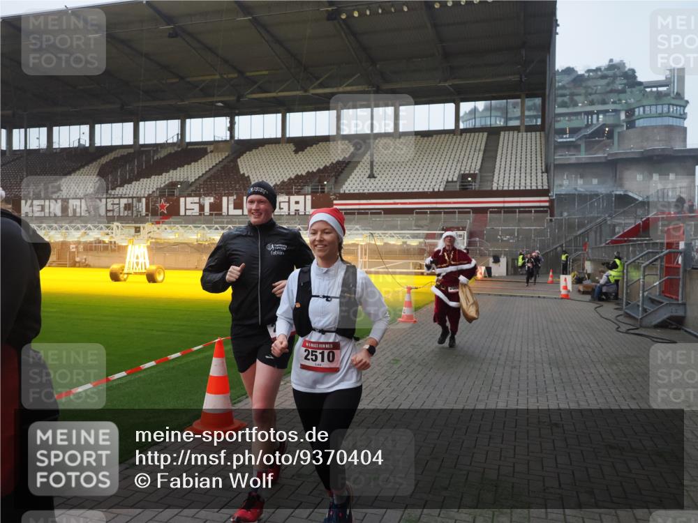 07.12.2025 - St. Pauli X-Mass-Run No. 15 Fabian Wolf http://msf.ph/oto/9370404 07.12.2025 10:02:37 Ziel 63, 304, 1105, 1828, 1829, 2510, 2514, 2604, 2908 meine-sportfotos.de