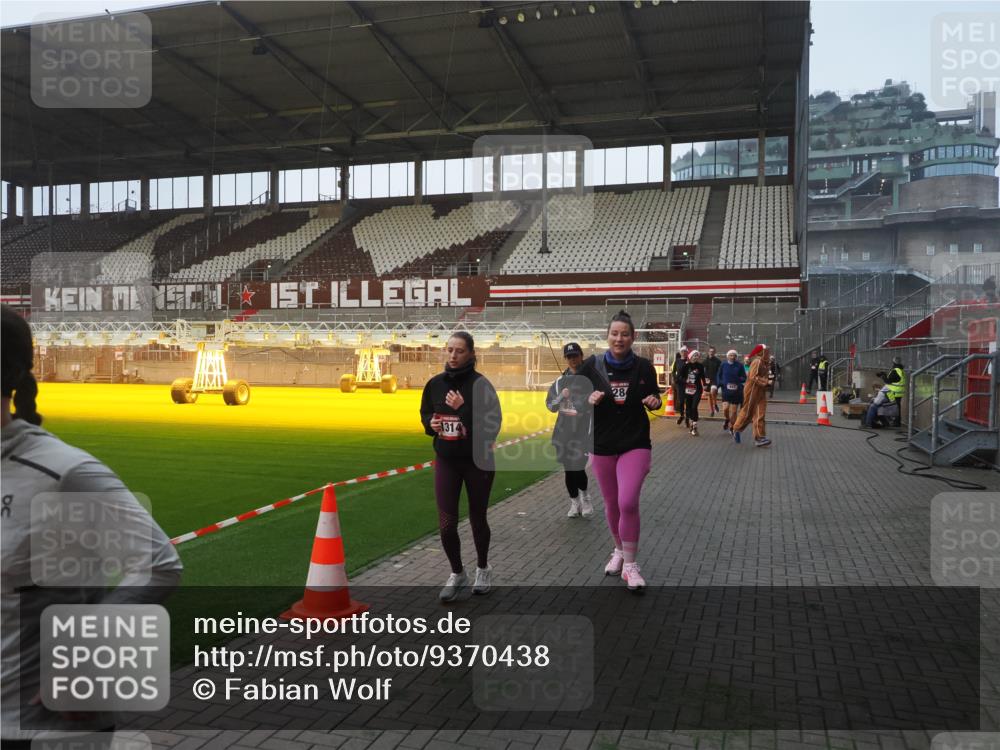 07.12.2025 - St. Pauli X-Mass-Run No. 15 Fabian Wolf http://msf.ph/oto/9370438 07.12.2025 10:02:55 Ziel 442, 443, 885, 918, 936, 943, 1314, 2505, 2780, 2781, 3284, 3417, 3518, 3892 meine-sportfotos.de
