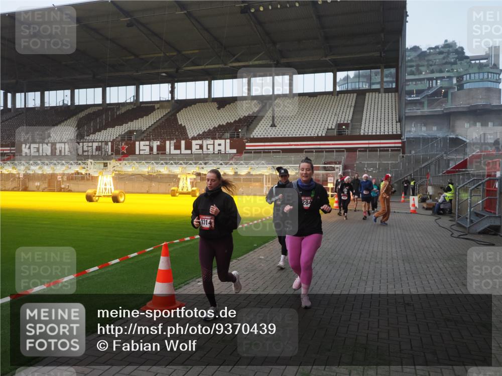 07.12.2025 - St. Pauli X-Mass-Run No. 15 Fabian Wolf http://msf.ph/oto/9370439 07.12.2025 10:02:55 Ziel 442, 443, 885, 918, 936, 943, 1314, 2505, 2780, 2781, 3284, 3417, 3518, 3892 meine-sportfotos.de